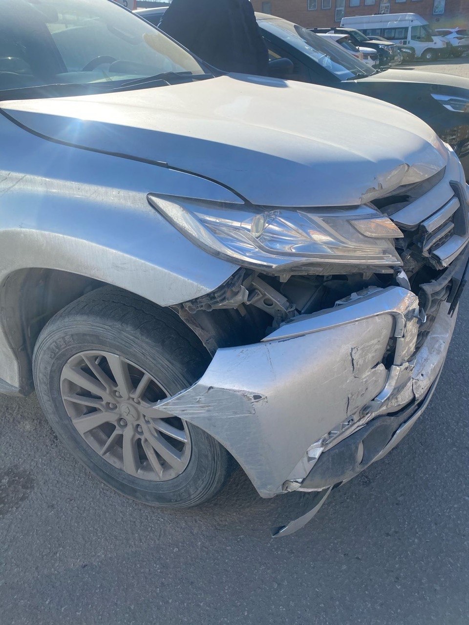 Автомобиль Mitsubishi: видимые повреждения передней части