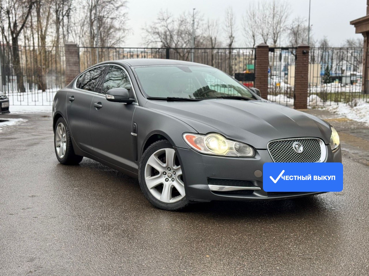 Jaguar XF: седан